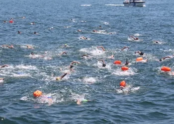 Kiraz Festivali’nde 5 kilometre yüzdüler