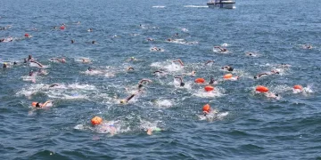 Kiraz Festivali’nde 5 kilometre yüzdüler