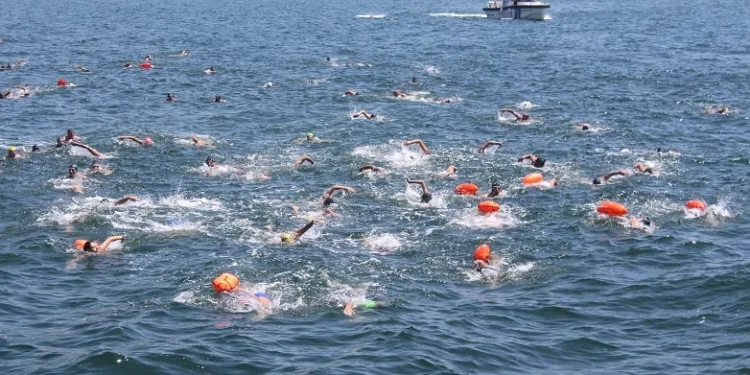 Kiraz Festivali’nde 5 kilometre yüzdüler