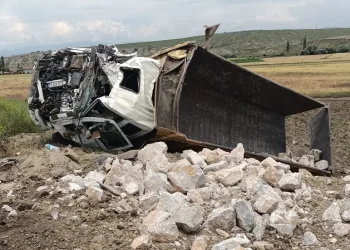 Kontrolden çıkan hafriyat kamyonu devrildi