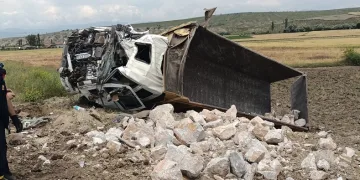 Kontrolden çıkan hafriyat kamyonu devrildi