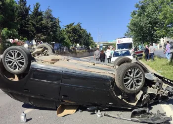 Kaza yapan otomobil takla atıp ters döndü