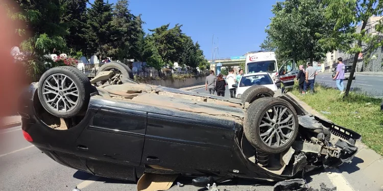 Kaza yapan otomobil takla atıp ters döndü