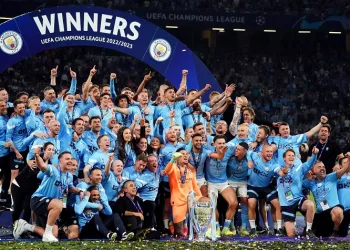 Sezonu 3 kupayla kapatan Manchester City, şehir turu attı