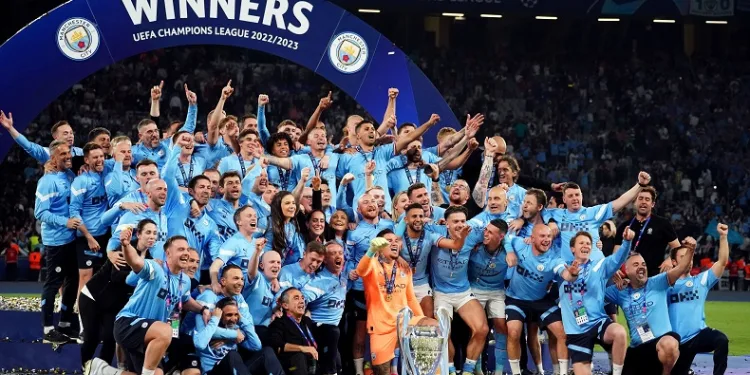 Sezonu 3 kupayla kapatan Manchester City, şehir turu attı
