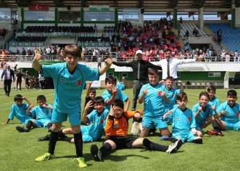 Sivas’ta ilkokullar arası futbol turnuvası sona erdi