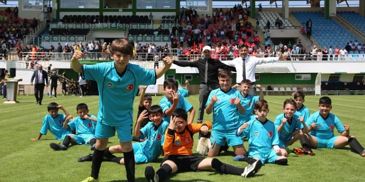 Sivas’ta ilkokullar arası futbol turnuvası sona erdi