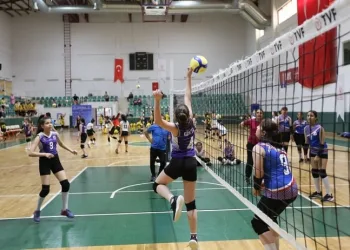 Derince’de voleybol şenliği başladı