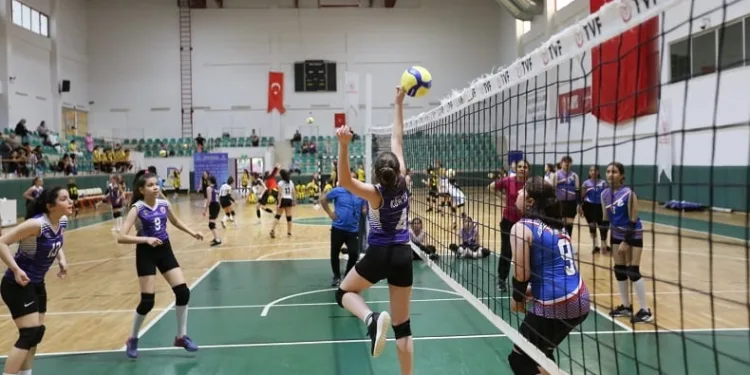Derince’de voleybol şenliği başladı