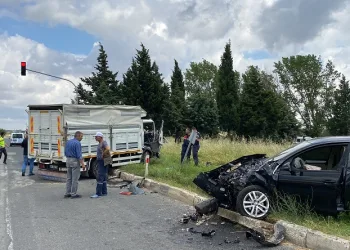 Kamyonet ve otomobil kafa kafaya çarpıştı