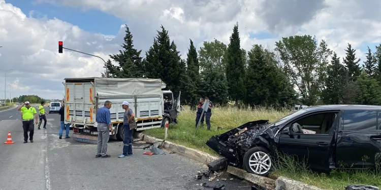 Kamyonet ve otomobil kafa kafaya çarpıştı