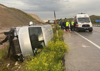 Minibüs yan yattı: 4 yaralı