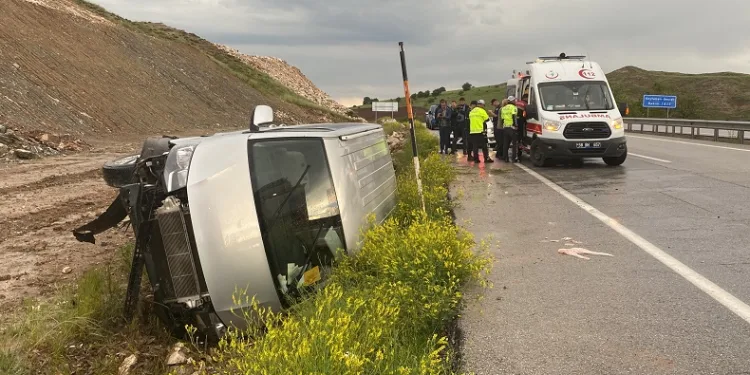 Minibüs yan yattı: 4 yaralı