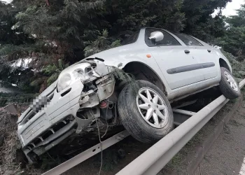 Yoldan çıkan otomobil bariyere çıktı