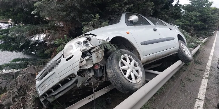 Yoldan çıkan otomobil bariyere çıktı