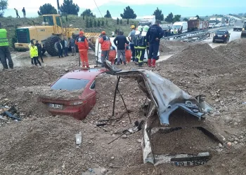 Heyelanın yuttuğu iki araçta 1 kişi hayatını kaybetti