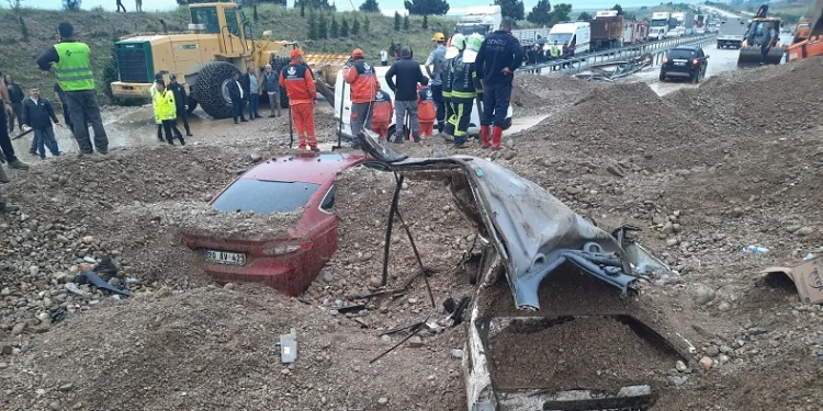 Heyelanın yuttuğu iki araçta 1 kişi hayatını kaybetti