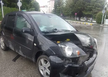 Otomobil ile hafif ticari araç çarpıştı