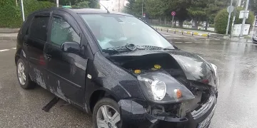 Otomobil ile hafif ticari araç çarpıştı