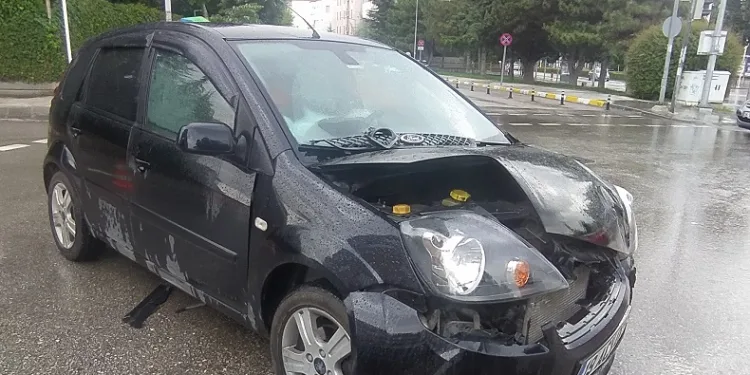 Otomobil ile hafif ticari araç çarpıştı