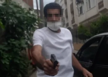 Boşanma aşamasındaki eşine silah çekti