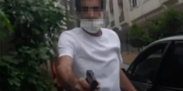 Boşanma aşamasındaki eşine silah çekti