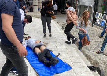 Sokak ortasında bıçaklı kavga