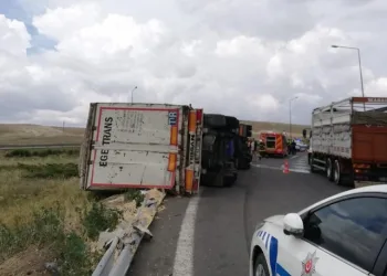Tır devrildi, sürücü sıkıştı