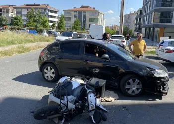 Motosikletli kurye otomobil ile çarpıştı