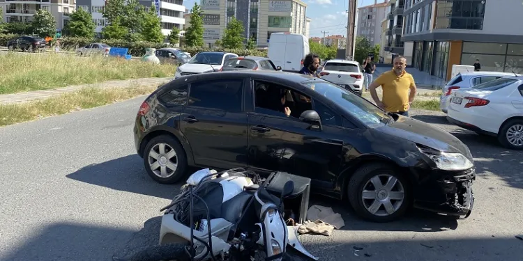 Motosikletli kurye otomobil ile çarpıştı