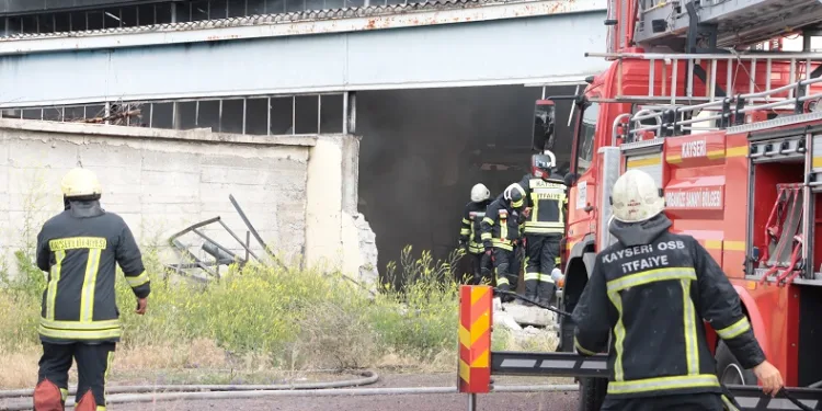 Fabrika yangını 1 saatte söndürüldü