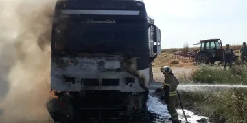 Arpa yüklü tır yandı