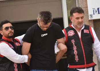 Öz ağabeyini öldürdü