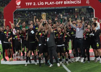 Spor Toto 1. Lig’e yükselen Şanlıurfaspor kupasını kaldırdı