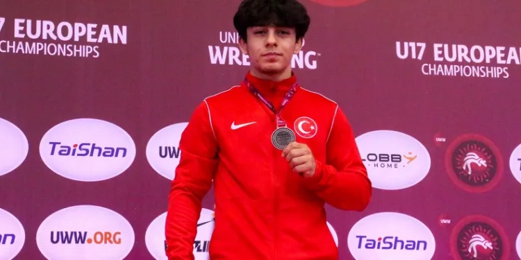 Milli güreşçi Halil Çınar Avrupa ikincisi oldu