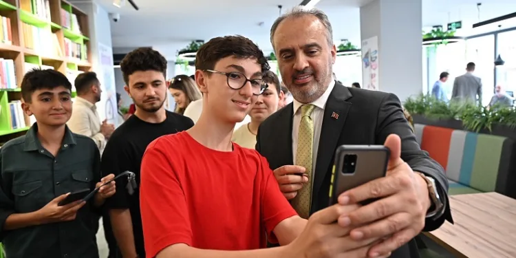 Alinur Aktaş’tan gençlere YKS morali