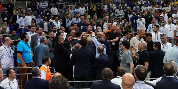Fenerbahçe Olağan Genel Kurulu’nda gerginlik!