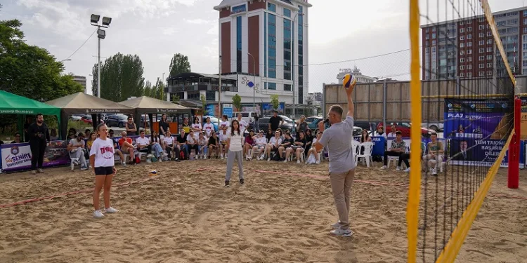 Plaj voleybolu festivali başladı