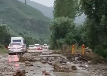 Sel suları İznik Bursa yolunu kapattı