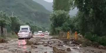 Sel suları İznik Bursa yolunu kapattı