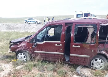 Direksiyon hakimiyeti kaybetti, takla atarak tarlaya uçtu
