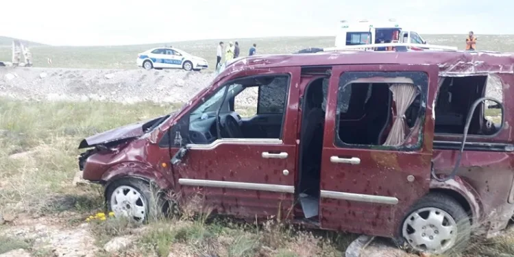 Direksiyon hakimiyeti kaybetti, takla atarak tarlaya uçtu