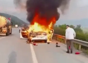 Bursa’da tır ve otomobil seyir halindeyken alev topuna döndü