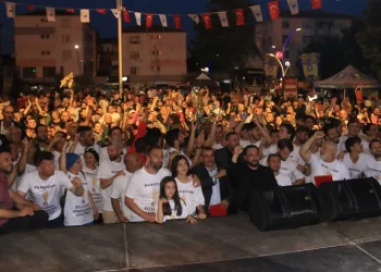 Belediye Derincespor, şampiyonluğu kent merkezinde kutladı