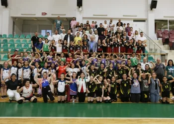 Derince’de voleybol şenliği