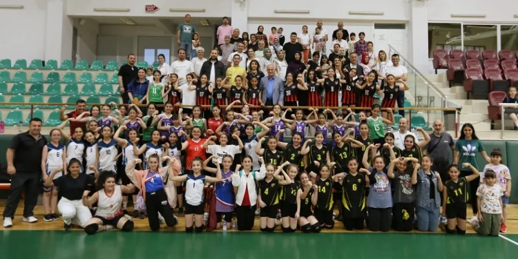 Derince’de voleybol şenliği