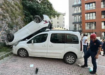 Vitesleri karıştırdı, iki aracın üstüne düştü