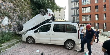 Vitesleri karıştırdı, iki aracın üstüne düştü