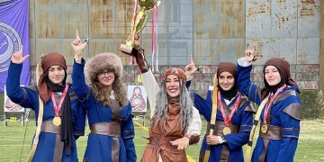 Okçuluk yarışmasında kuzenler şampiyon oldu