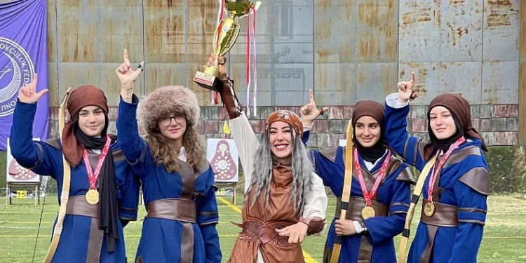 Okçuluk yarışmasında kuzenler şampiyon oldu